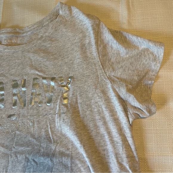 Old Navy Top XL Light Gray Metallic Logo NWOT Short Sleeve T-Shirt - Picture 6 of 9